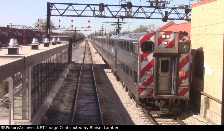 Electric Metra commuter train